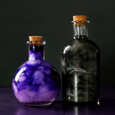 DIY Nebula Jars and Potion Bottles | Easy Handmade Halloween Home Decor Craft Ideas Creepy Halloween Decorations Diy, Nebula Jars, Dekorasi Halloween, Halloween Jars, Halloween Potion Bottles, Halloween Apothecary, Harry Potter Potions, Witch Bottles, Witch Potion