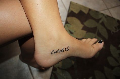 Cest La Vie Tattoo, La Vie Tattoo, Tattoo Ankle, Places For Tattoos, Tattoo Foot, French Tattoo, Tatoo Inspiration, Funny Tattoos, Foot Tattoo