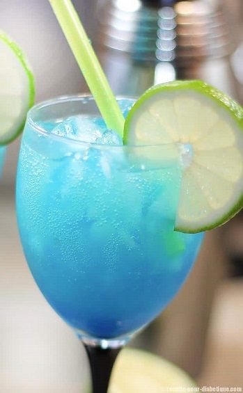 10 cocktails sans alcool à tomber ! - Biba Magazine Alcohol Free Cocktails, Virgin Cocktails, Cake Factory, Fruit Cocktails, Pretty Drinks, Juice Bar, Drinks Alcohol Recipes, Smoothie Shakes, Non Alcoholic Drinks