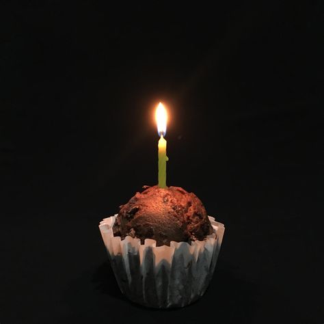 Dark Cake Photography, Happy Birthday Candles Aesthetic, Cupcake With Candle Aesthetic, Cigratte Candle Birthday, Birthday Cake Blowing Candles Aesthetic, Birthday Cupcake Aesthetic Candle, Candles Dark, Dark Food Photography, Cute Birthday Pictures