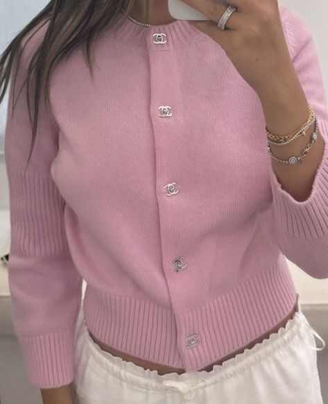 Cardigan Chanel, Chanel Cardigan, Pink Clothes, Chanel Pink, Effortlessly Chic Outfits, Pink Chanel, Pink Cardigan, Influencers Fashion, Nyc Fashion