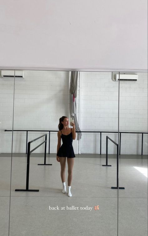 Ballet Attire, Dance Class Outfit, Ballet Inspired Fashion, Ballet Practice, Dancer Lifestyle, Ballerina Outfit, Class Outfit, Ballet Clothes, Sports Aesthetic