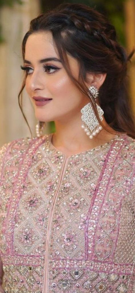 Minal Khan Hairstyles, Pakistani Actress Makeup Look, Walima Hairstyles, Party Makeup Looks Pakistani, Pakistani Makeup Looks, Pakistan Drama, Pakistani Makeup, Yellow Eye Makeup, Brown Straight Hair