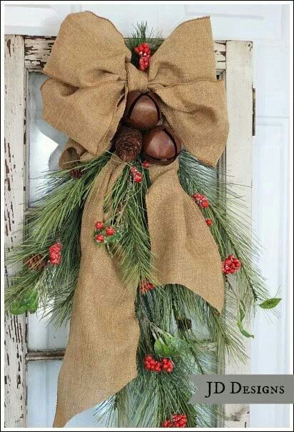 Old Shutter Christmas Door Decoration Outdoor Porches, Natal Country, Porch Halloween, Football Decor, Fall Football, Burlap Christmas, Cozy Season, Christmas Decorations Rustic, Noel Christmas