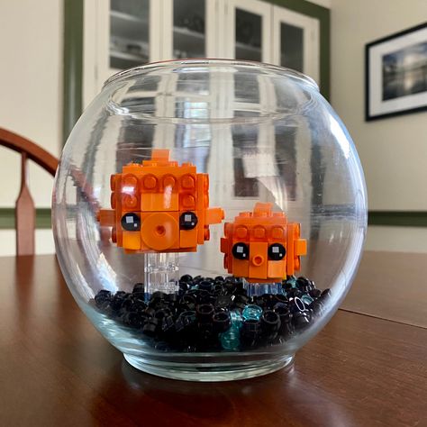 Lego Fish, Pet Goldfish, Lego Brickheadz, Lego Decorations, Goldfish Bowl, Lego Gifts, Lego Diy, Lego Lovers, Lego Activities