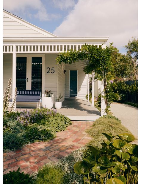 Australian Cottage Exterior, Australian Front Verandahs, Cottage Garden Queensland, Single Story Queenslander, Edwardian House Exterior Australia, Art Deco Garden, Cottage Garden Borders, Kitchen Lounge, Australian Garden