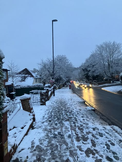 snow in london! Snow In Ireland, Snow In England, London Snow Aesthetic, Ireland Winter Aesthetic, Uk In Winter, Snow In Uk, Snow In London, Snowy London, Winter Arch