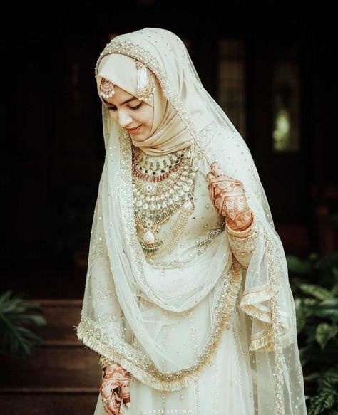 Nikkah Dress With Hijab, Hijab Nikkah Bride, Muslim Brides Indian Wedding Dresses, Bridal Look With Hijab, Nikha Dresses Pakistani White, Indian Muslim Wedding Outfits, Bridal Dress With Hijab, Hijabi Bridal Look, White Hijabi Outfits