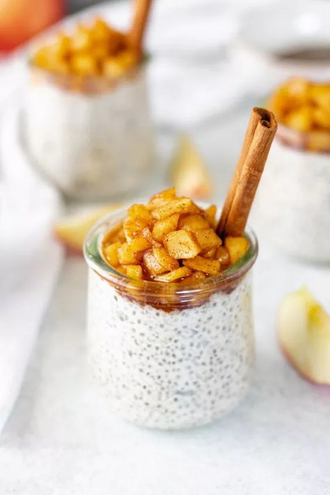 Autumn-Apple Pie Chia Pudding | Foodtalk Creamy Apple Pie, Balsamic Flank Steak, Spiced Applesauce, Apple Pudding, Fun Dessert, Vegan Caramel, Hasselback Potatoes, Pie Flavors, Roasted Strawberries