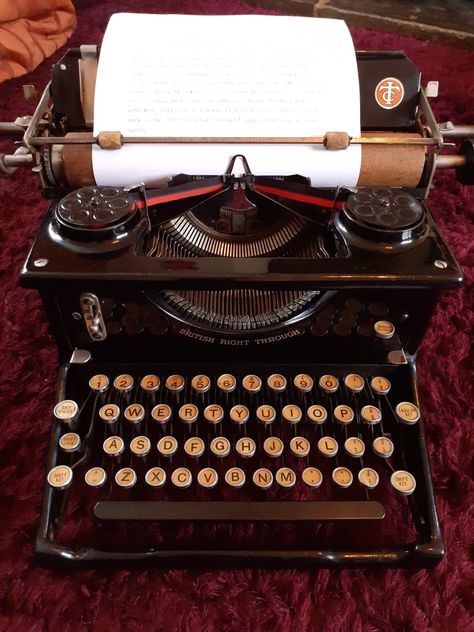 Another of our Imperial typewriters in the Virtuadmin collection. Imperial typewriters are special to us because we are both from Leicester!! When we collected this beauty it wasn't working at all. We think someone had picked it up by the carriage therefore coming off the runners at the back. Inside it my other half got out the keys from the frame and had to use a band as a spring to make it type correctly and it was very dirty!! Fully working now and cleaned up lovely. 😁 1920s Typewriter, Type Writers, 1940s Aesthetic, Decor Vignettes, Graffiti Supplies, 50s Aesthetic, Writing Machine, Art Studio Room, Sunflower Pictures