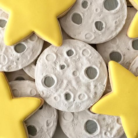 Oh, Sugar! Events - moon cookies Space Biscuits, Star And Moon Cookies, Rocket Cookies, Moon Cupcakes, Space Cookies, Eclipse Party, Moon Cookies, Outer Space Party, Shower Desserts