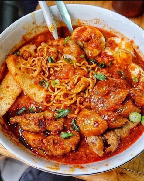 Seblak kuah adalah makanan khas sunda yang di kenal berasal dari wilayah parahyangan dengan cita rasa yang gurih dan pedas terbuat dari krupuk basah yang di masak dengan sayuran dan super protein telur,ayam,boga bahari,kencur. Seblak kinj jadi makanan jajanan jalanan yang di gemari berbagai kalangan masyarakat Healthy Potato Recipes, Energy Bites, Snap Food, Sweets Recipes, Spicy Recipes, Flavorful Recipes, Smoothie Bowl, Potato Recipes, Great Recipes