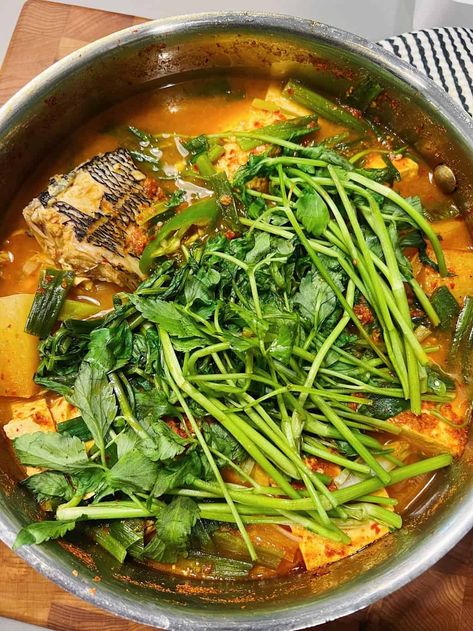 Fish Cake Soup Korean, Korean Fish Recipes, Easy Fish Cakes, Fish Head Soup, Asian Sides, Korean Fish, Korean Soup, Onion Leeks, Tofu Soup