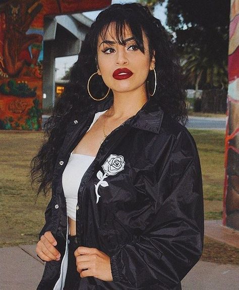 Red Lips❤️ Follow @myflawlessbrowsofficial for more daily makeup ideas❤️. . #chicanamakeup #chicanastyle #chicana #redlips #redlipstick #dailymakeupideas #browsgoals 90s Chola Aesthetic, Chicana Culture, Chola Aesthetic, Chola Outfit, Chicana Aesthetic, Chola Girl, Chola Style, Estilo Cholo, Cholo Style