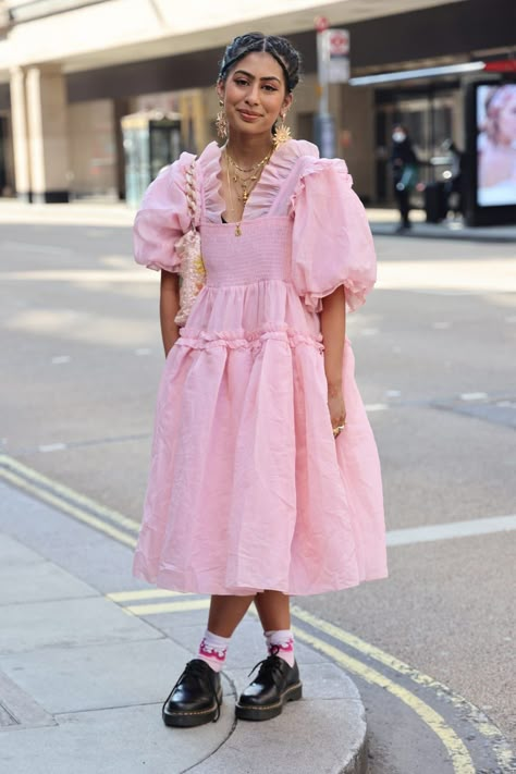 Romantic Street Style, Trip Moodboard, Eccentric Fashion, London Fashion Week Street Style, London Street Style, Looks Street Style, Spring Street Style, Elegant Designs, Fashion Week Street Style