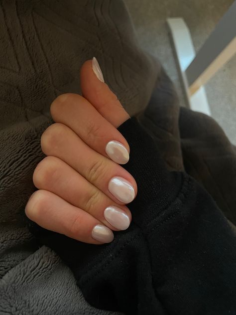 White Glazed Nails Short, Pearly White Nails Short, Dainty Neutral Nails, Clean Vacation Nails, Clean Short Nails Aesthetic, Short Round Nails Winter, Short Circle Nails, Plain Holiday Nails, Pearl Short Nails