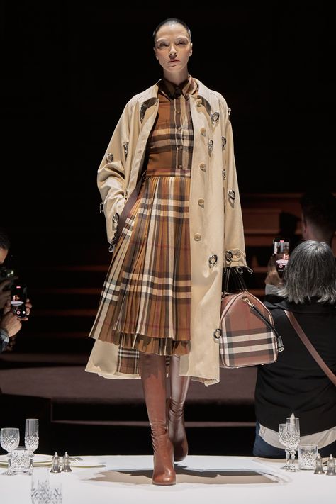 Burberry Fall 2022 Ready-to-Wear Collection | Vogue Burberry Fashion Show, Burberry Skirt, Burberry Outfit, Burberry Prorsum, 2022 Fashion, Fall 2022, Fashion Show Collection, Burberry Men, New Classic