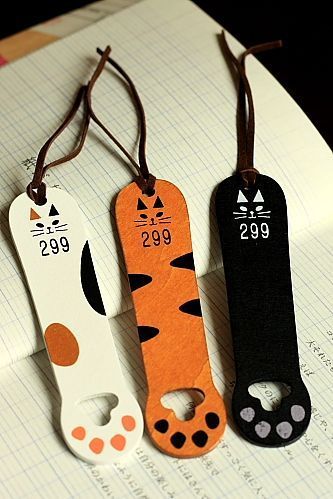 This is super cute wooden bookmark.- Weight: approx. 20g- Material: wood- Size: approx. 2.5cm x 11cm… Wooden Bookmarks, Handmade Bookmarks Diy, Creative Bookmarks, Bookmark Craft, Bookmarks Kids, Cute Bookmarks, Diy Bookmarks, Book Markers, Little Cat