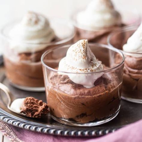 Easy Light Desserts, Easy Chocolate Mousse Recipe, Dessert Light, Easy Chocolate Mousse, Quick Dessert Recipes, Chocolate Mousse Recipe, Sweetened Whipped Cream, Light Desserts, Mousse Recipes