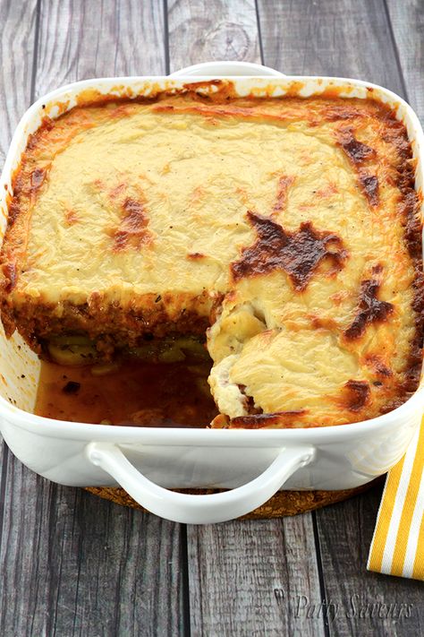 Traditional Greek moussaka recipe, moussaka baked with layers of potatoes, eggplants, ground beef and parmesan bechamel sauce, foolproof recipe, amazingly flavorful! Traditional Greek Moussaka Recipe, Pastitsio Recipe, Cypriot Recipes, Greek Moussaka, Cypriot Food, Baked Pasta Dishes, Moussaka Recipe, Sbs Food, Queso Cheddar