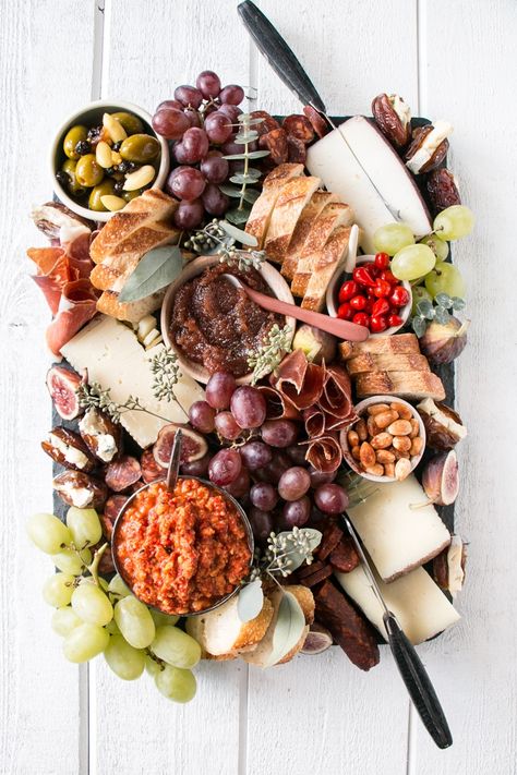 Tapas Platter, Mediterranean Appetizers, Holiday Cheese Boards, Spanish Cheese, Grapes And Cheese, Perfect Cheese Board, Holiday Cheese, Appetizer Platters, Grilled Fruit