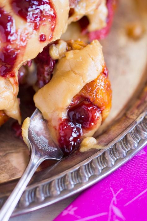 The Gold Lining Girl | Peanut Butter and Jelly Monkey Bread | https://thegoldlininggirl.com Donut Bread Pudding, Peanut Butter Glaze, Sweet Brunch Recipes, Savory Brunch Recipes, Pistachio Bread, Jelly Bread, Sweet Brunch, Monkey Bread Recipe, Butter Glaze