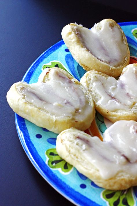 Cinnamon Pastry Hearts Puff Pastry Hearts Recipe, Pastry Hearts Recipe, Dessert Food Photography, Puff Pastry Hearts, Pastry Hearts, Group Breakfast, Cinnamon Pastry, Pastry Photography, Puff Pastry Dessert