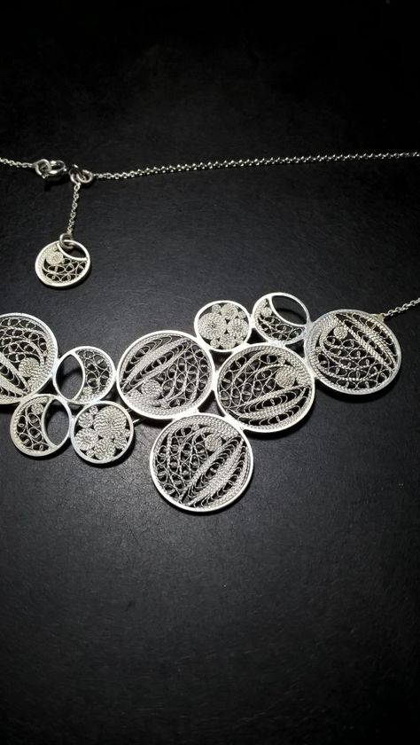 Filigrana Jewelry, Diy Pearl Necklace, Contemporary Jewellery Necklace, Silversmithing Jewelry, Accessorize Jewellery, Silver Jewlery, Handmade Silver Jewellery, Filigree Necklaces, Filigree Jewelry