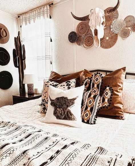 Boho Western Bedroom Design Ranch Style Bedroom, Western Bedroom Ideas, Western Room Ideas, Cowgirl Bedroom, Boho Bedroom Inspirations, Cowgirl Room, Country Bedroom Decor, Western Bedroom Decor, Western Rooms