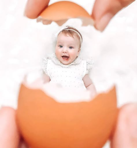 Toddler Easter Photoshoot Ideas, Easter Home Photoshoot Ideas, Kid Easter Photoshoot, Toddler Easter Picture Ideas, Diy Easter Baby Photos, Diy Easter Photoshoot Kids, At Home Easter Photoshoot Baby, Easter Infant Photos, Toddler Easter Photos