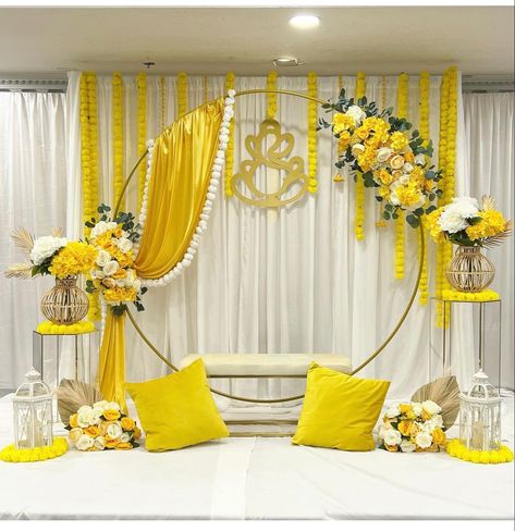 Mehendi Corner Decor, Marigold Arch Decor, Pithi Decoration Backdrop, Nalungu Decoration At Home, Pasni Decoration Ideas, Saree Ceremony Decoration, Indian Wedding Reception Backdrop, Haldi Function Decoration, Saree Ceremony