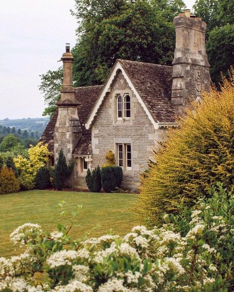 Old English Cottage Exterior, Old British House, Old English Home, Cottage In The Mountains, Stone Cottage Homes, Small Stone Cottage, English Countryside Cottage, English Countryside Home, England Cottage