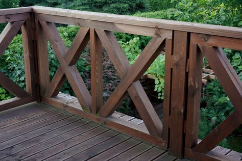 Criss Cross Porch Railings: A Step-by-Step Guide Criss Cross Deck Railing, Stained Porch Railing, Porch Banister Ideas Wood, Porch Rails Ideas, Wood Railing Front Porch, Farmhouse Porch Railing, Porch Railing Diy, Porch Banister, Porch Building