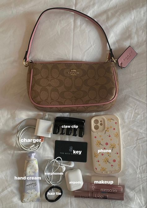 What's In My Mini Bag, What’s In Your Bag, Small Purse Aesthetic, Tas Coach, Bag Supplies, Purse Aesthetic, Everyday Bag Essentials, What's In My Purse, Makeup Bag Essentials