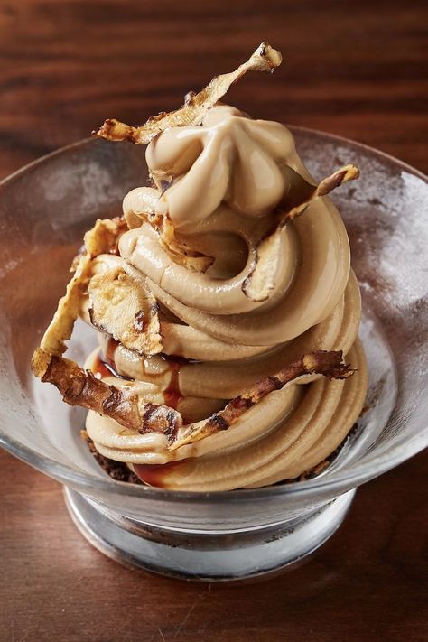 Brown Bread Ice Cream, Sourdough Ice Cream, Restaurant Desert Ideas, Soft Serve Recipe, Soft Serve Ice Cream Recipes, Bread Ice Cream, Unique Ice Cream Flavors, Fancy Ice Cream, Soft Serve Ice Cream Machine