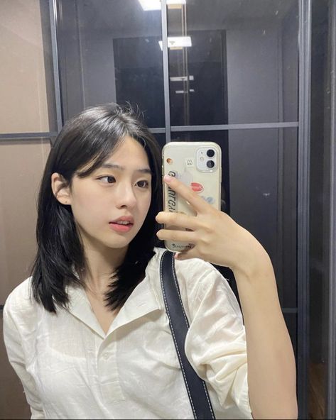 Kpop Short Hair, Pretty Short Hair, Korean Short Hair, Easy Hairdos, Hair Inspiration Long, Layered Haircuts For Medium Hair, Asian Short Hair, Hairstyles For Layered Hair, Beautiful Curly Hair