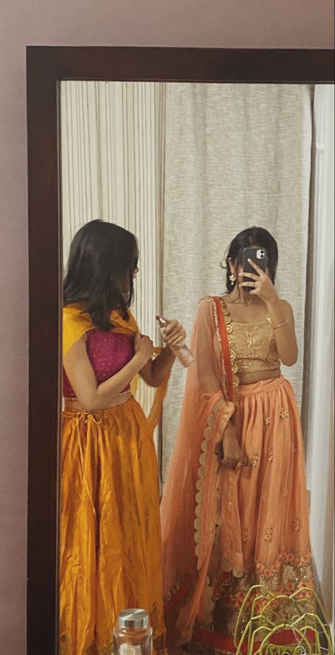 Aesthetic Saree Poses With Friends, Hidden Face Aesthetic, Girls Dpz Stylish, Group Picture Poses, Friend Pictures Poses, Saree Poses, Stylish Aesthetic, Best Friend Photoshoot