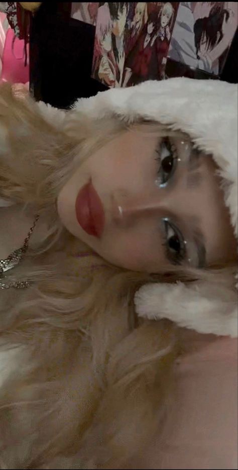 winter makeup cute sanrio photo inspo blonde glitter y2k White Makeup Aesthetic Glitter, Icy Winter Makeup Looks, Snowbunny Makeup, Snowball Makeup Ideas, Y2k Winter Makeup, Cutesy Makeup Aesthetic, Cute White Makeup Looks, Snow Bunny Makeup Look, Natural Christmas Makeup Looks