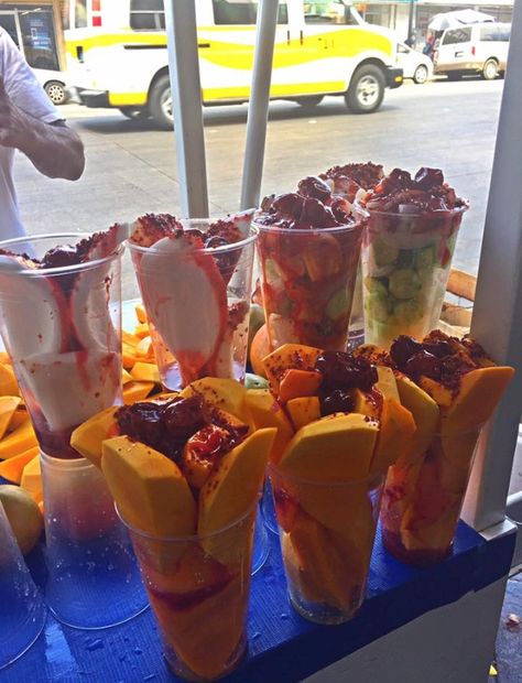 Mexican Street Food Vendor, Fruit Cart, Fruit Vendor, Fruit Buffet, Food Vendor, Fruit Platter Designs, Street Food Market, Mexican Snacks, Mexican Street Food