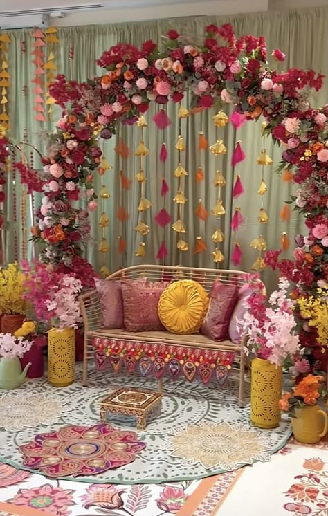 Pastel Wedding Stage Decor, Mendhi Taal Ideas, Pakistani Wedding Decoration Mehndi, Mendhi Event Ideas, Baraat Stage Decoration Pakistani, Indoor Mehndi Decor, Indian Marquee Decor, Mehndi Event Aesthetic, Mehendi Ceremony Aesthetic