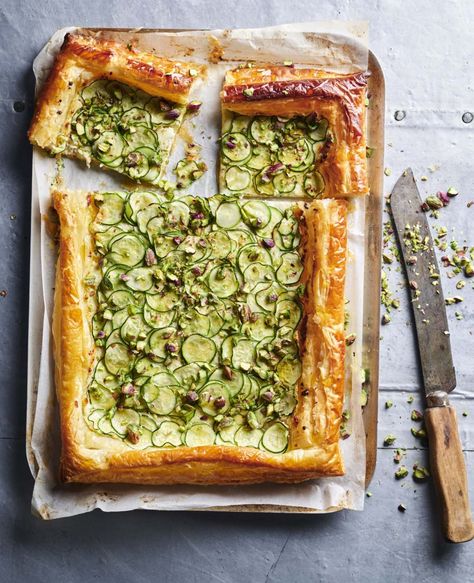 Five-ingredient zucchini and cheese tart with honey and pistachio Vegetarian Tart Recipes, Vegetarian Tart, Zucchini Tart, Vegetable Tart, Goat Cheese Tart, Galette Recipe, Cheese Tart, Tesco Real Food, Cheese Tarts