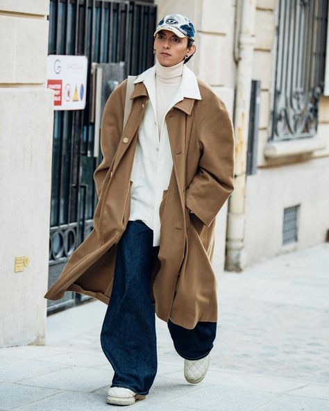 Paris Fashion Men, Men Coat Outfit, 2023 Paris Fashion, Paris Fashion Week 2023, Japan Winter Fashion, Japanese Street Fashion Men, Mens Fashion Week Street Style, Japanese Mens Fashion, Fashion Week 2023