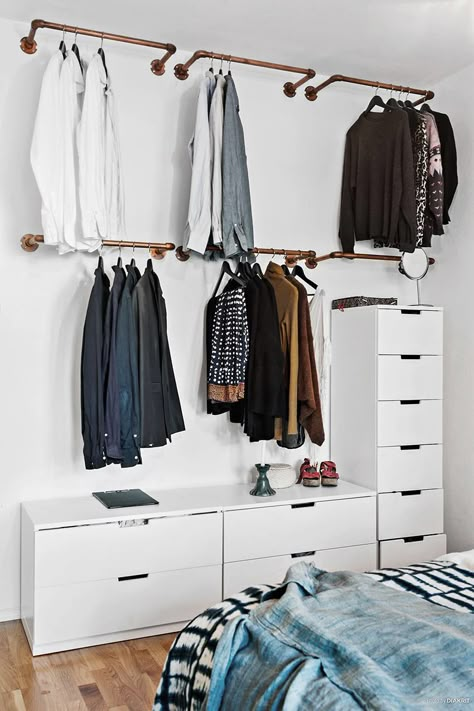 Bästa garderobstricket – ha en synlig garderob! Build Your Own Wardrobe, Organized Bedroom, Wardrobe Wall, Organized Closet, Hanging Clothes Racks, Open Wardrobe, Clothes Hanging, Open Closet, Small Bedrooms