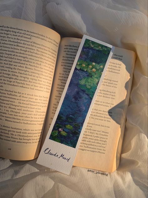 Monet water lilies, bookmark painting handmade DIY bookmark acrylic painting aesthetically pleasing Book Painting Aesthetic, Bookmark Inspo Aesthetic, Creative Bookmarks Art, Monet Bookmark, Aesthetic Bookmarks Diy, Book Mark Aesthetic, Claude Monet Aesthetic, Paint Bookmarks, Diy Bookmarks Aesthetic