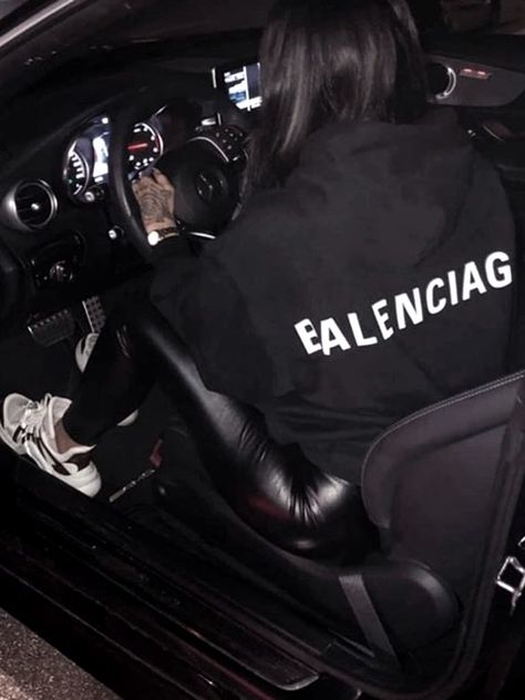 SWAGGER Girls Driving, Luxury Lifestyle Fashion, Luxury Lifestyle Women, Rich Girl Lifestyle, Balenciaga Sneakers, Luxury Lifestyle Dreams, Future Lifestyle, Short Hair With Layers, Rich Girl