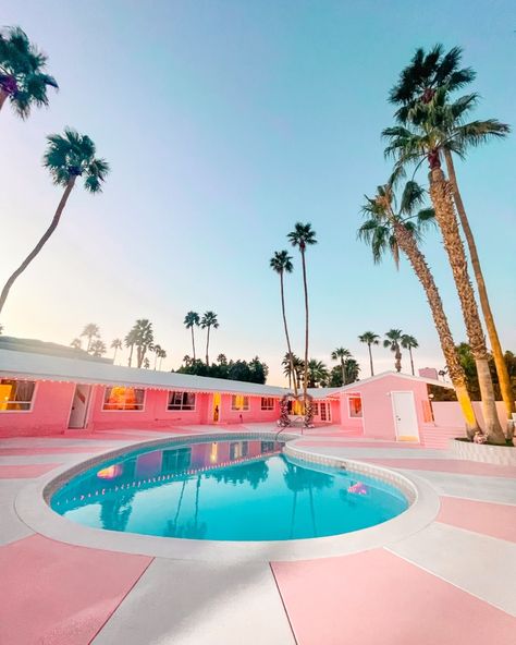 Palm Springs Decor Interiors, Vintage Pool Aesthetic, Palm Springs Motel Aesthetic, Pink Cabana Palm Springs, The Pink Cabana Palm Springs, Palm Springs Motel, Palm Beach Aesthetic, Palm Springs Exterior, Vintage California Art