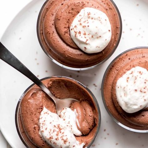 Easy Chocolate Mousse, Vegan Steak, Mixer Recipes, Chocolate Whipped Cream, Chocolate Mousse Recipe, Frosé, Food Stands, Mousse Recipes, Creamy Desserts