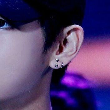 Triangle Ear Piercing, Bts Earrings, Ear Piercing, Ear Jewelry, So Pretty, Kim Taehyung, Ear Piercings, Piercings, Pearl Earrings