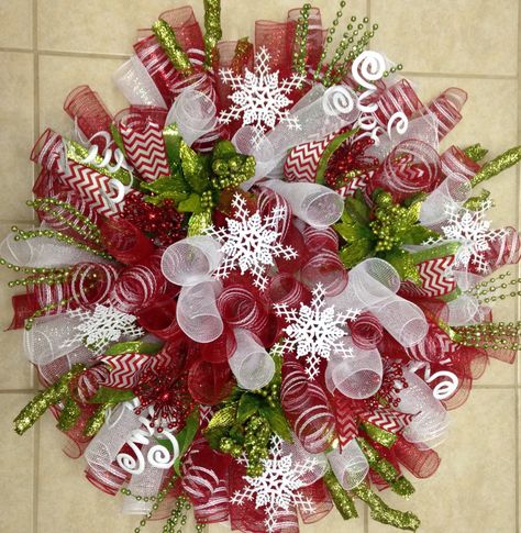 Christmas deco mesh wreath Mesh Christmas Wreaths, Deco Mesh Crafts, Diy Christmas Decorations For Home, Ribbon Wreaths, Christmas Mesh Wreath, Christmas Wreath Ideas, Deco Mesh Wreaths Diy, Mesh Wreath Tutorial, Deco Mesh Christmas Wreaths