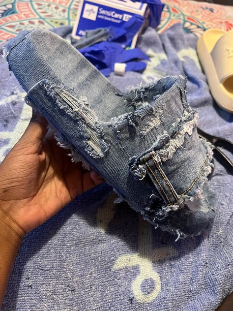 Streetwear Fashion Y2k, Denim Diy Clothes, Denim Slides, Women Slippers Fashion, Crocs Fashion, Men's Denim Style, Custom Shoes Diy, Diy Slippers, Pretty Sandals